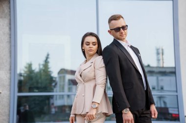 Moda Zarafeti: Modern Kentsel Ayarlar 'da Şık Bir Çift.