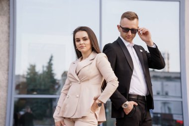 Şık İş İkili Şehir Ayarlarında Emin Bir Poz Veriyor.