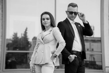 Modern Cam Arkaplana Karşı Şehir Şık Tarzı 'nda Şık İkili.