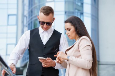 İş Profesyonelleri Modern Ofis Binası 'nın Dışında Tartışıyorlar.