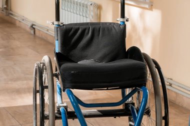 Terk Edilmiş Tekerlekli Sandalye Serene Koridoru Işığı.