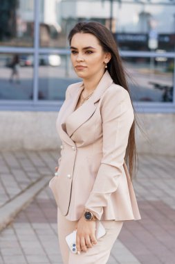 Modern Şehir Ortamı 'nda Zarif Giyinmiş Genç Kadın Poz Veriyor.