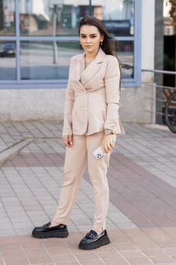 Şık Allık Giyen Genç Kadın Açık Hava Pozisyonu.