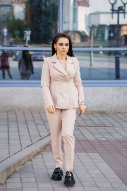 Şık İş Kadını Modern Mimarlık Arkaplanıyla Şehir Ortasında Dolaşıyor.