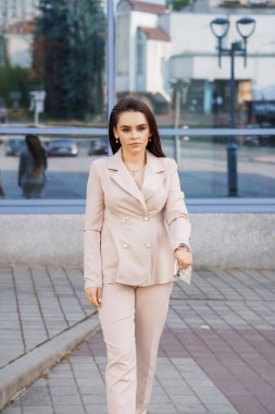 Tarafsız Takım Elbiseli Zarif İş Kadını Şehir Ayarlarında Dolaşıyor.