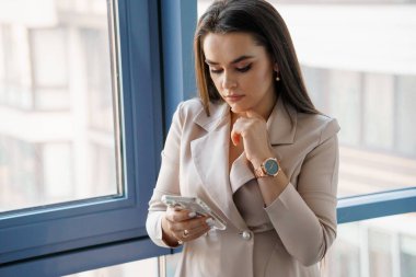 Düşünceli İş Kadını Zarif Biçimle Mobil İletişim Kuruyor.