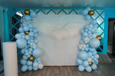 Olay Arkaplanı için Göksel Melek Kanatları Balon Dekorasyonu.