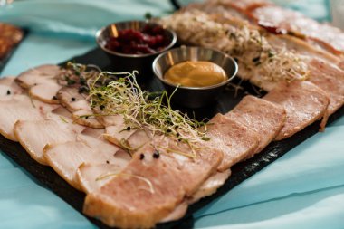 Çeşitli Soğuk Kesikler ve Lezzetli Dipleri olan Sanatçı Şarküteri Kurulu.