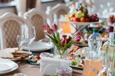 Şölende Taze Çiçeklerle Zarif Masa Ayarları ve Lezzetli Yemekler.