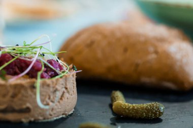 Taze otlu ve turşulu sığır etli gurme Tahta Masa..