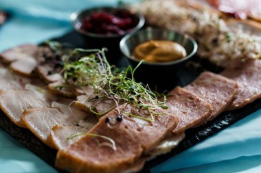 Zarif Gurme Karakterizm Kurulu Hassas Ayarlanmış Etler ve Bileşenlerle.