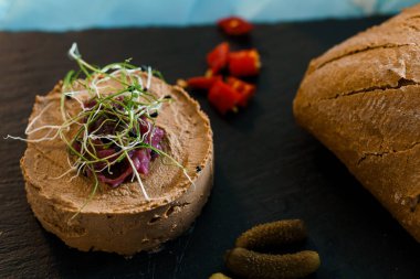 Mikro yeşillikli gurme tavuk ciğeri ezmesi ve Slate Platter 'da taze garnitür.