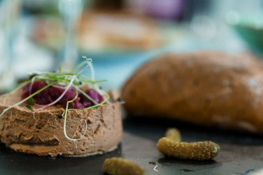 Enfes gurme tavuk ciğeri ezmesi mikro yeşilliklerle süslenmiş ve Artisan ekmeğiyle servis edilmiş..