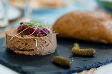 Mikro yeşillikli gurme tavuk ciğeri ezmesi ve Slate Platter 'da ev yapımı ekmek.