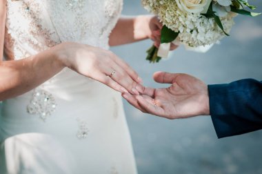 Romantik Düğün Töreni Sırasındaki Güzel Bir Bağlantı Anı.