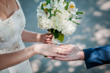 Düğünlerinde bir çift arasında güzel bir alışveriş anı..