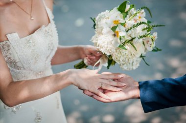 Gelin ve Damat Tutuşuyla Romantik Düğün Anı.