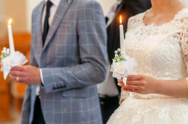 Mum ışığı ve çiçek aksanlı zarif düğün seremonisi.