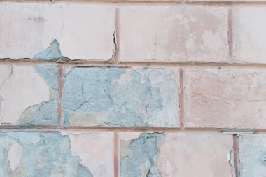 Soluk Boyalı ve Dokulu Yüzeyli Yıpranmış Tuğla Duvar.