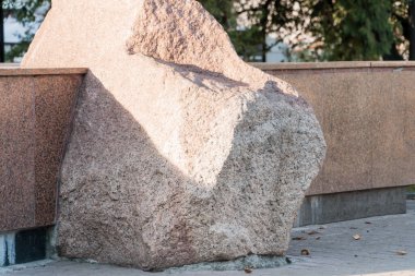 Büyüleyici Granitic Heykel Doğanın Şeklini ve Dokusunu Çağırıyor.