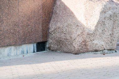 Doğal Kaya ve Dokulu Yüzeyin Huzurlu Kentin Köşesi.