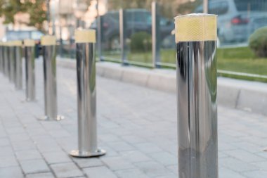 Kentsel Modernite: Bir Şehir Ayarında Parıldayan Yansıtıcı Bolluk Sırası.