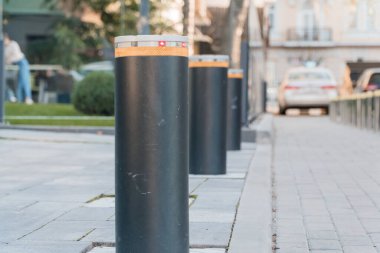 Modern Sokakta Aydınlatılmış Güvenlik İşaretleriyle Zarif Şehir Bariyeri Stanchionları.