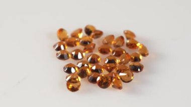 Büyüleyici Parıldayan Doğal Amber Gemstones Parlak Yansımaları Koleksiyonu