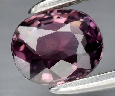Enfes Mor Doğal Gemstone Parlak Işıkta Yakalandı.