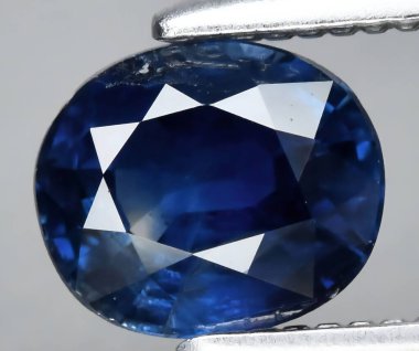 Enfes Koyu Mavi Safir Gemstone Parlak Yüzlü ve Parlak.