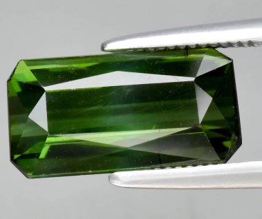 Enfes Yeşil Tourmaline Gemstone Güzel Kesim ile Gösterildi.