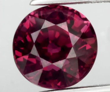 Parlak Koyu Kırmızı Doğal Ruby Gemstone Parlak Kesim Yüzleriyle.