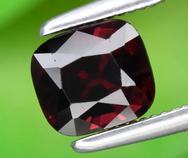 Enfes Doğal Garnet Gemstone Canlı Yeşil Arkaplan Karşısında Gösterildi.