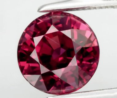 Zarif Yuvarlak Kesim Doğal Ruby Gemstone Canlı Kırmızı Tonu ve Olağanüstü Berraklığı ile.