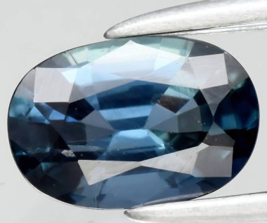 Enfes Oval Kesim Doğal Mavi Gemstone Canlı Berraklık ve Entrika Yansımaları.