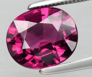 Parlak Oval Kesim Doğal Pembe Turmalin Gemstone Işık Altında Parıldıyor.