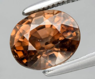 Işıl ışıl Turuncu Safir Taşı Saf Berraklıkta Yakalandı.
