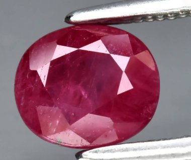 Zarif Oval Kesim Doğal Ruby Gemstone Canlı Kırmızı Renk ve Karmaşık Yüzleri Gösteriyor.