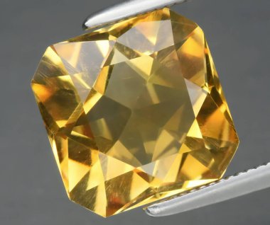 Göz kamaştırıcı Altın Doğal Citrine Gemstone Parlak Işık Altında Gösterildi.