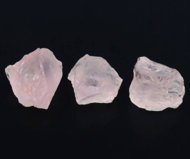 Enfes Doğal Pembe Çiğ Kuvars Kristalleri Eşsiz Geometrik Şekiller ve Yumuşak Renkleri Gösteriyor.