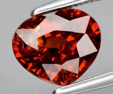 Zarif Kalp Şeklinde Doğal Gemstone Canlı Kehribar Renkleri ile.