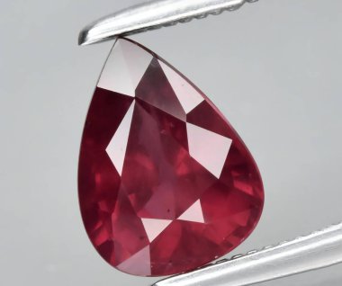 Büyüleyici Doğal Ağlama Damlası Ruby Gemstone, Zengin Kırmızı Renkler ve Karmaşık Yüzler.