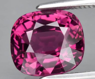 Parlak Pembe Doğal Gök Taşı Karmaşık Yüzlü ve Canlı Renk Derinliği.