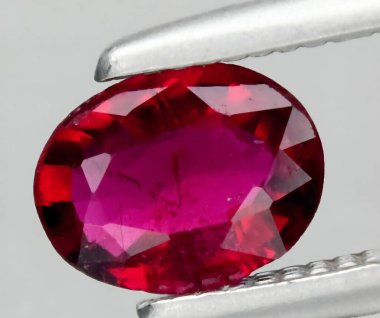 Göz alıcı Oval Kesim Doğal Ruby Gemstone Canlı Kırmızı Renkler ve Karmaşık Yüzler.