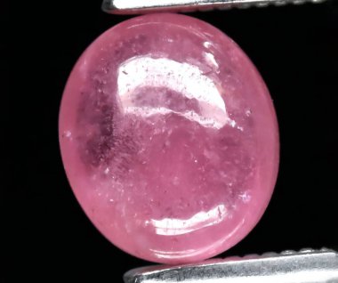 Enfes Doğal Pembe Turmalin Gemstone Işık Altında Gösterildi.