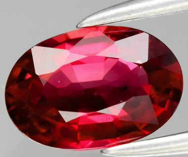 Zarif Koyu Kırmızı Doğal Yakut Gemstone Hassasiyet ve Zarafetle Gösterildi.