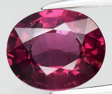 Çarpıcı Koyu Kırmızı Yakut Taşı Zarif Gümüş Pronglar Seti.