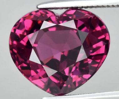 Enfes Kalp Şeklinde Doğal Gemstone Işıldayan Pembe Renkler ve Parlak Yüzler.