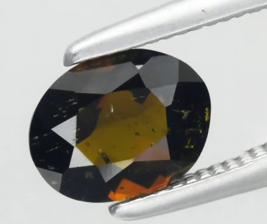 Büyüleyici Oval Kesim Doğal Gemstone Gösterisi Zengin Siyah ve Kehribar Renkleri.