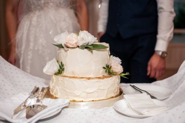 Çiçek Aksanlı ve Romantik İhtiraslı Zarif Düğün Pastası.